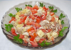 куриный салат с помидорами