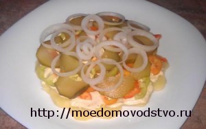 слоеный салат с курицей и овощами